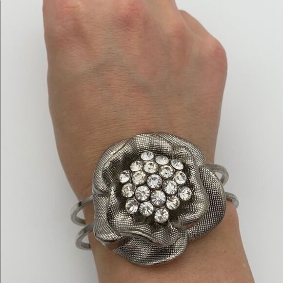 Silver rhinestone studded hinged floral cuff bracelet - Picture 5 of 9